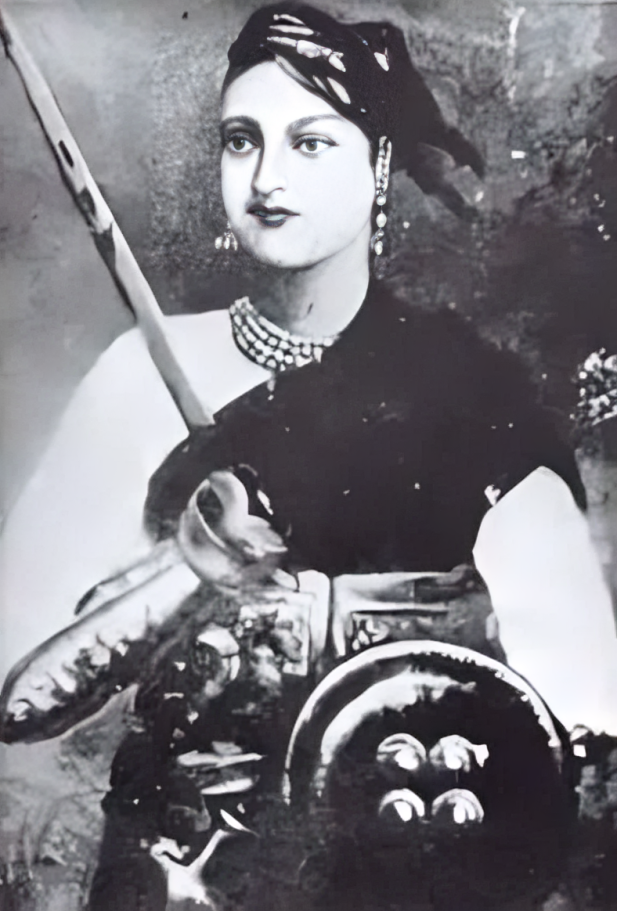 झांसी की रानी लक्ष्मीबाई (स्वतंत्रता संग्राम की वीरांगना)
1828 में जन्मी रानी लक्ष्मीबाई 1857 की पहली आज़ादी की जंग की सबसे बड़ी प्रतीक बनीं। कम सैन्य बल के बावजूद अंग्रेजों से डटकर मुकाबला किया। 29 वर्ष की आयु में युद्ध में घायल होकर वीरगति को प्राप्त हुईं | INA की महिला टुकड़ी का नाम रानी झांसी ब्रिगेड रखा गया।