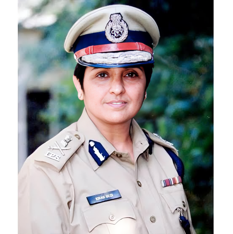 किरण बेदी (देश की पहली महिला IPS)
1972 में भारतीय पुलिस सेवा में चयनित होकर इतिहास रचा। तिहाड़ जेल में कैदियों के सुधार के लिए नई योजनाएँ। दिल्ली पुलिस कमिश्नर न बनाए जाने पर स्वैच्छिक सेवानिवृत्ति। आज भी सामाजिक कार्यों में सक्रिय।