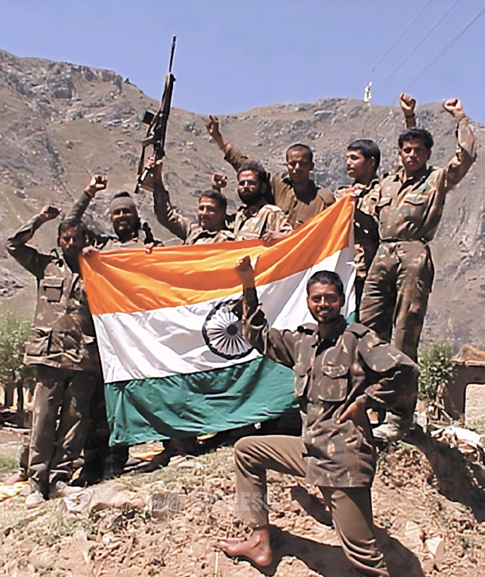 कारगिल युद्ध
जब दुश्मन अपने ही बंकरों में बैठा मिला, घुसपैठ हो चुकी थी, खुफिया तंत्र सो रहा था। एक चरवाहे की सूचना ने सच्चाई उजागर की। यह भारत की सबसे कठिन लड़ाई थी— और अंत में ऐतिहासिक जीत।