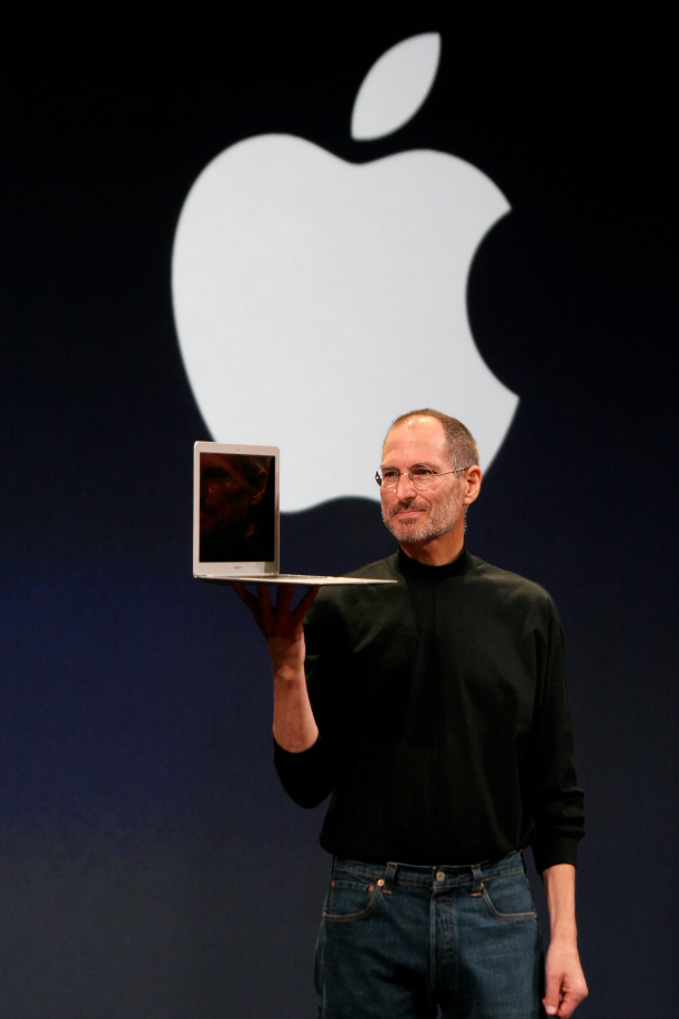 Apple
स्टीव जॉब्स को Beatles का म्यूजिक लेबल Apple Records बेहद पसंद था, इसी से प्रेरित होकर 1976 में कंपनी का नाम Apple रखा गया। इस नाम को लेकर बीटल्स की कंपनी से 30 साल तक कानूनी लड़ाई चली।