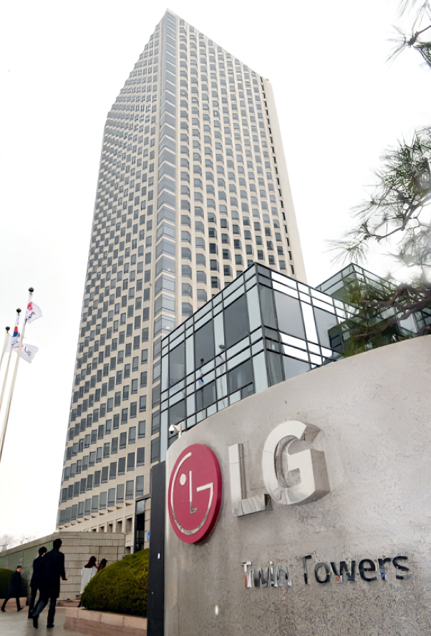 LG
LG दो कंपनियों Lucky और Goldstar के विलय से बनी है, जो क्रमशः घरेलू सामान और इलेक्ट्रॉनिक्स बनाती थीं। 1995 में कंपनी का नाम बदलकर LG कर दिया गया।