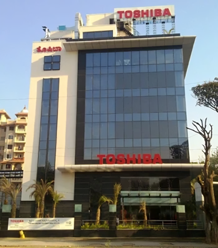 Toshiba
Toshiba का नाम Tokyo Electric और Shibaura Engineering के विलय से बना है। 1939 में दोनों के जुड़ने के बाद Tokyo Shibaura से संक्षेप में Toshiba नाम अस्तित्व में आया।