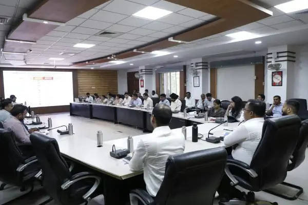 इंदौर में 8 तहसीलदारों को नोटिस, 2 की वेतन वृद्धि रोकने के निर्देश