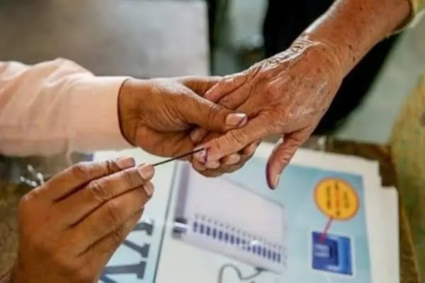 तीन राज्यों में उपचुनाव मतदान जारी