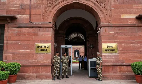 अर्थव्यवस्था मजबूत, जोखिमों पर नजर