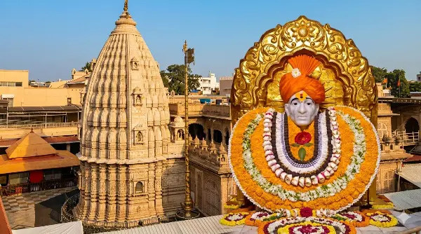 शेगांव में उमड़ रही श्रद्धालुओं की भीड़