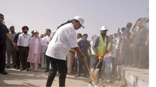आजादपुर में CM रेखा गुप्ता का सफाई अभियान