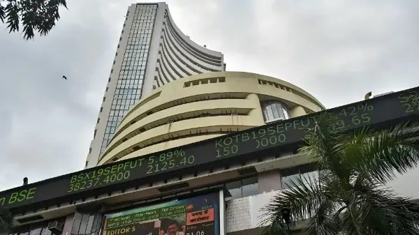 तेल की कीमतों में तेजी के बीच सेंसेक्स और निफ्टी बढ़त के साथ खुले