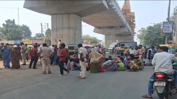 भोपाल में बच्ची की हत्या के बाद सड़क पर उतरे लोग