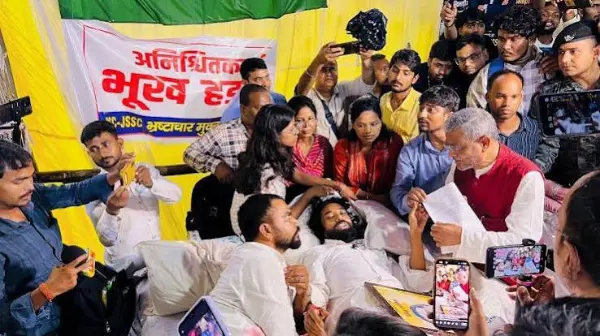 छात्र आंदोलन में अनशनकारी राहुल की तबीयत बिगड़ी