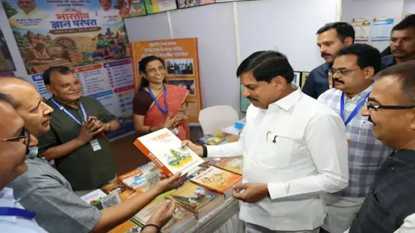 यूथ कॉन्क्लेव में सीएम मोहन यादव ने देखीं ‘ज्ञान संपदा’ और ‘भारतीय ज्ञान परंपरा’ पुस्तकें