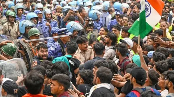 दिल्ली सरकार वापस लेगी 13 FIR