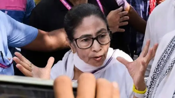 ममता के काफिले को प्रदर्शनकारियों ने घेरा