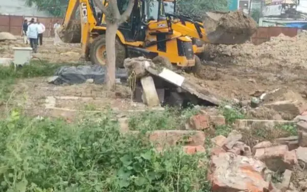 कानपुर में कब्रिस्तान पर बुलडोजर कार्रवाई