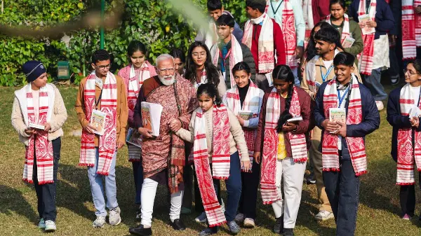 Gen-Z से महिलाओं और बुजुर्गों तक, PM मोदी का अलग-अलग पीढ़ियों से संवाद का तरीका